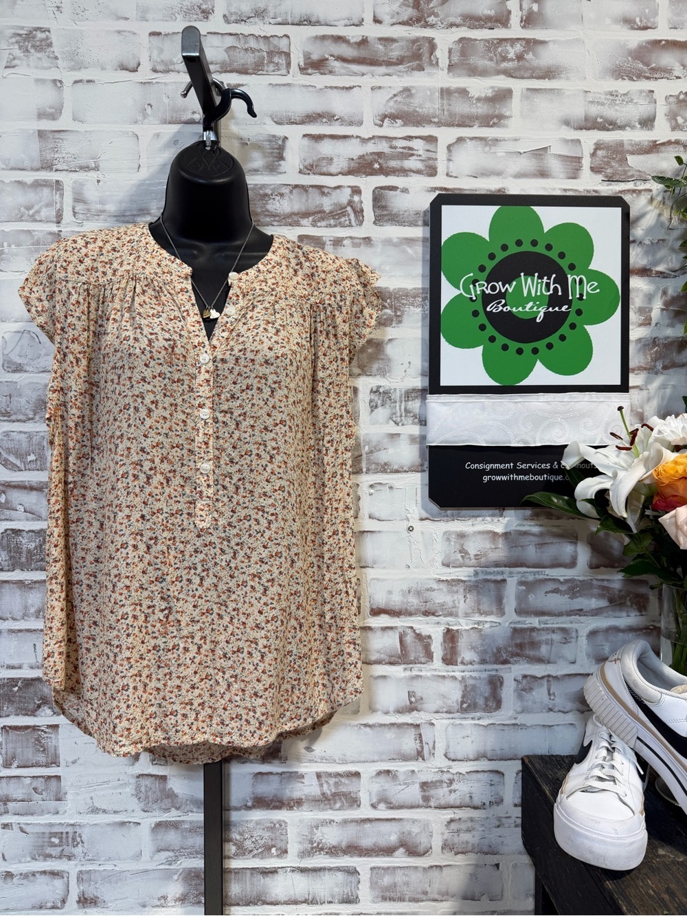 Treasure & Bond Cream Floral Button-Front Ruffle Sleeve Blouse